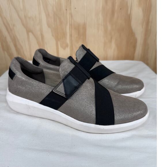 Clarks Women's Collection Kayleigh Charm Slip Ons size 9 Ultimate Comfort - Picture 1 of 8